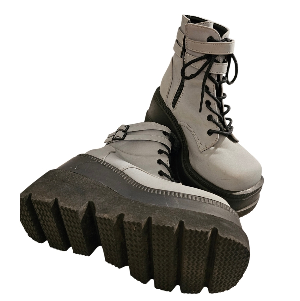 💖🔽Demonia By Dolls Kill Women's Silver and Black Platform Boots - Picture 5 of 6